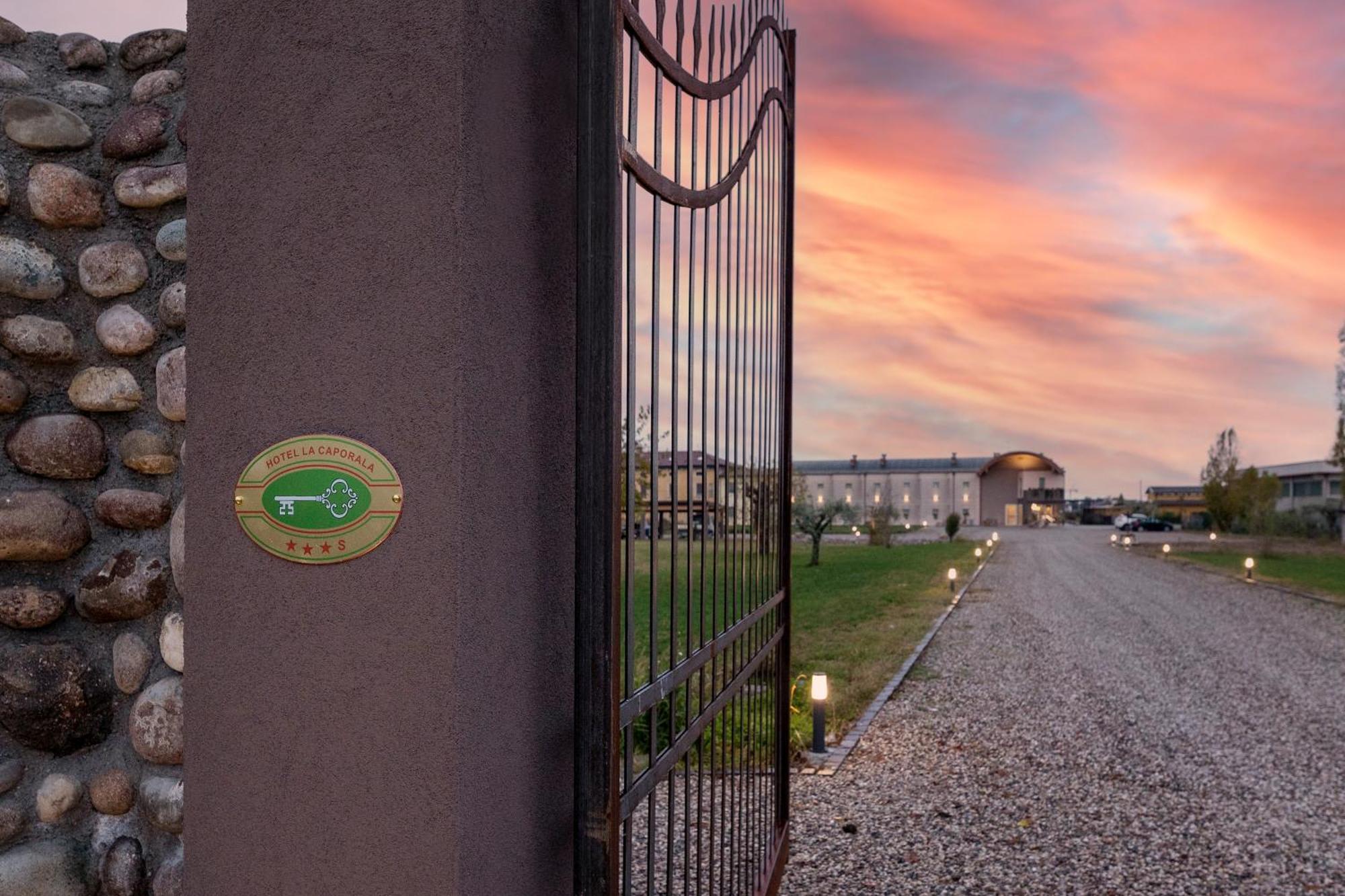 Hotel La Caporala Castel d'Azzano Exterior foto